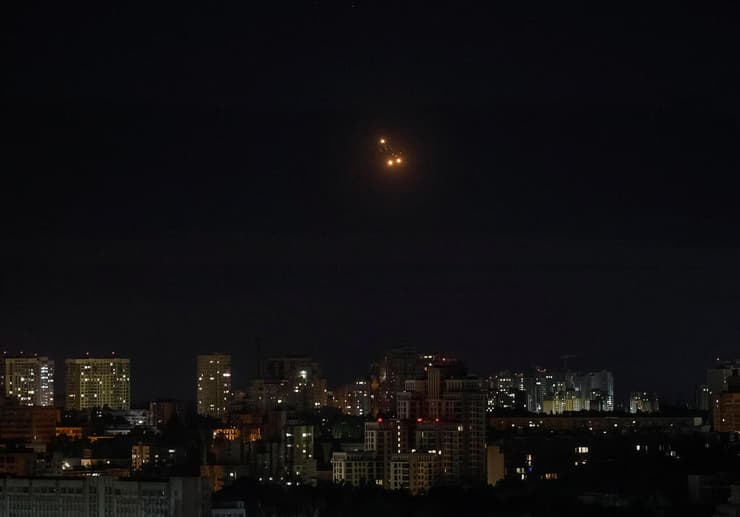 יירוטים בשמי קייב (צילום: רויטרס/REUTERS/Gleb Garanich) יירוטים בשמי קייב מתקפת כטב"מים של רוסיה ב אוקראינה