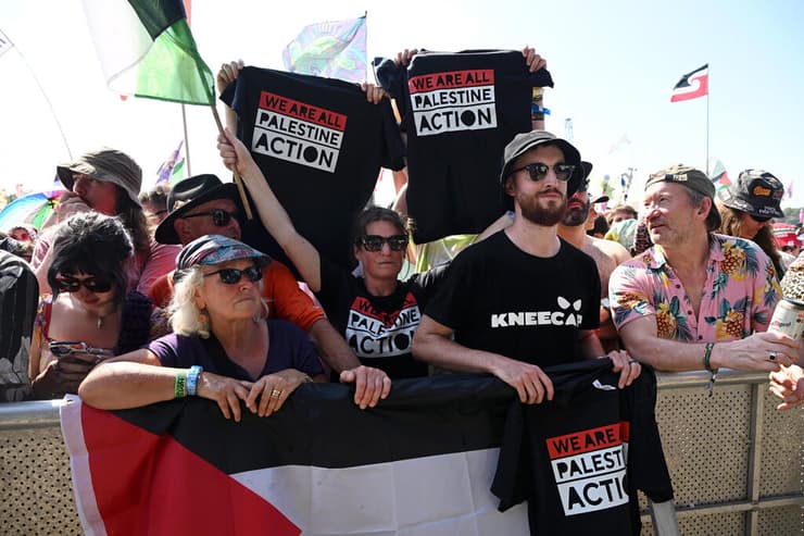 הקהל בגלסטונברי בהופעה של Kneecap