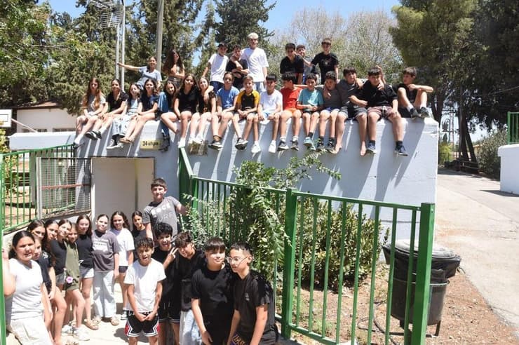 תלמידי שכבת ו' שמסיימים את בית הספר היסודי ב'עלי גבעה' בכפר גלעדי שפונו במהלך המלחמה