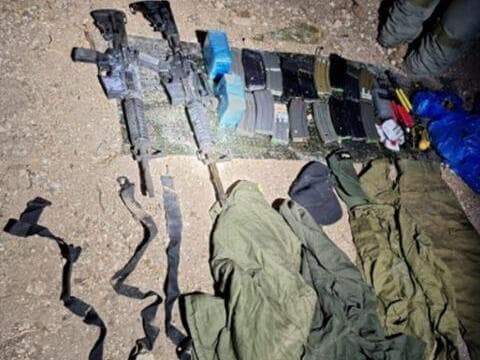 כלי הנזק שהוסגרו (צילום: דוברות השב"כ) נשקים שהוסגרו ומסתור תת-קרקעי שנחשף