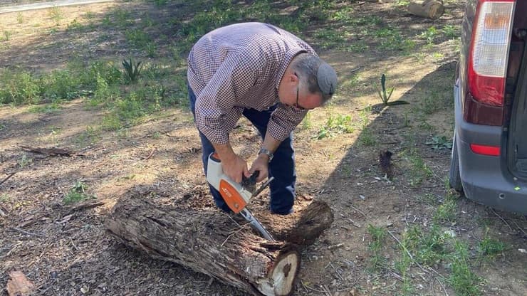 לנצקרון מנסר עץ בניר עוז, שנועד לספרי התורה (צילום: באדיבות עמותת "מנציחים – מפעלי הנצחה בישראל") יהודה לנצקרון מנסר עץ בניר עוז, שנועד לספרי התורה