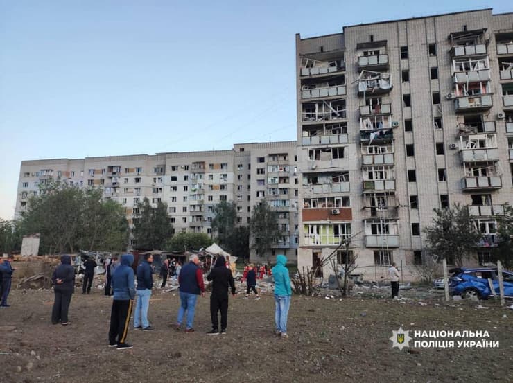 צילום: National Police of Ukraine in Cherkasy region/Handout via REUTERS נזק לבניין מגורים מתקפה רוסית מחוז צ'רקאסי אוקראינה