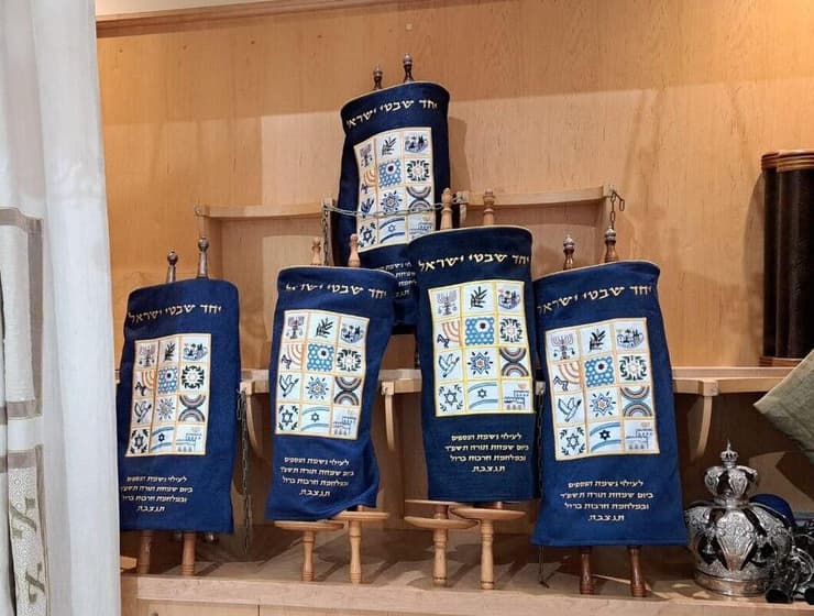 ספרי תורה בארון הקודש ברעננה