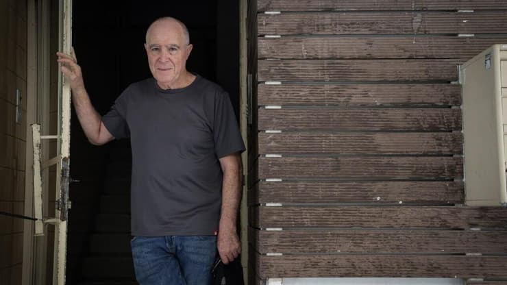 "מדברים איתך, שואלים אותך איך אתה מרגיש. יש לך טלפון שאם משהו קורה אתה יכול להתקשר אליהם". גלעד גולדמן מטופל באשפוז ביתי (צילום: אביגיל עוזי) גלעד גולדמן