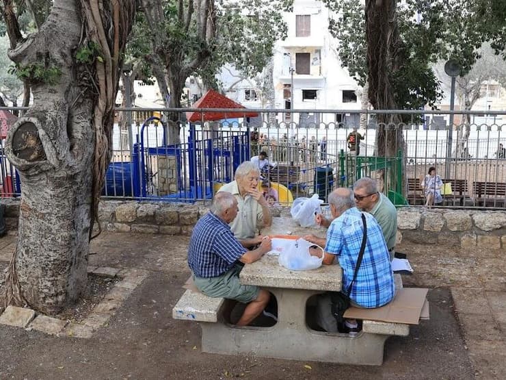 בגינה הסמוכה לזירת הנפילה בשכונת הדר, כבר יושבים ארבעה מבוגרים דוברי רוסית ומשחקים קלפים (צילום: אלעד גרשגורן) בגינה הסמוכה לזירת הנפילה בשכונת הדר, כבר יושבים ארבעה מבוגרים דוברי רוסית ומשחקים קלפים