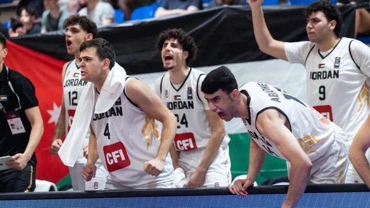 ארץ עם הסכם יחסי שלום עם ישראל. שחקני נבחרת ירדן עד גיל 19 (צילום: FIBA) שחקני נבחרת ירדן עד גיל 19 מול הרפובליקה הדומיניקנית, אתמול