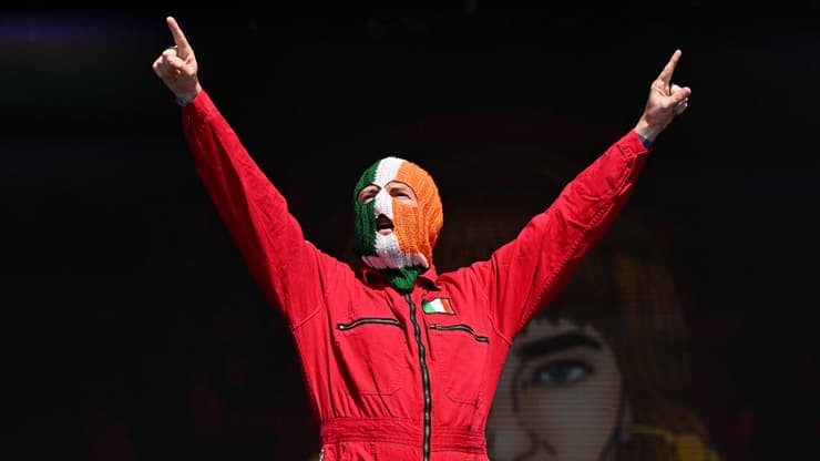 דיג'יי פרובל מההרכב Kneecap, גלסטונברי 2025