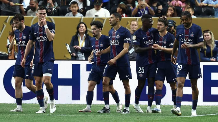 שחקני פ.ס.ז' חוגגים