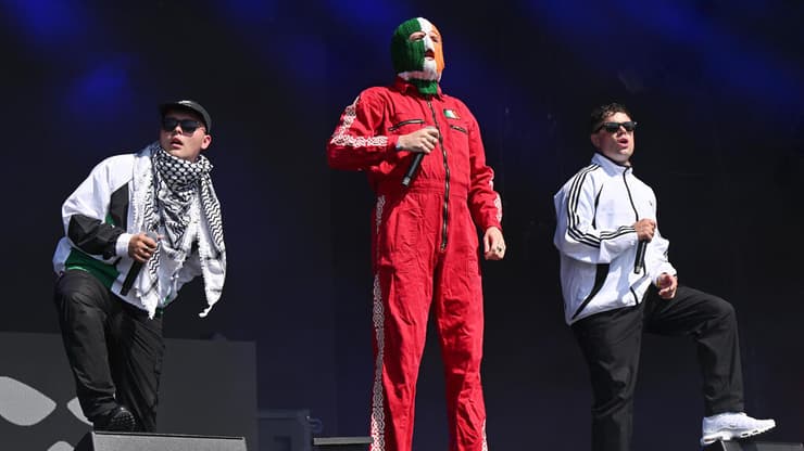 ההרכב ניקאפ, גלסטונברי 2025 (צילום: Leon Neal/Getty Images) ההרכב Kneecap, גלסטונברי 2025