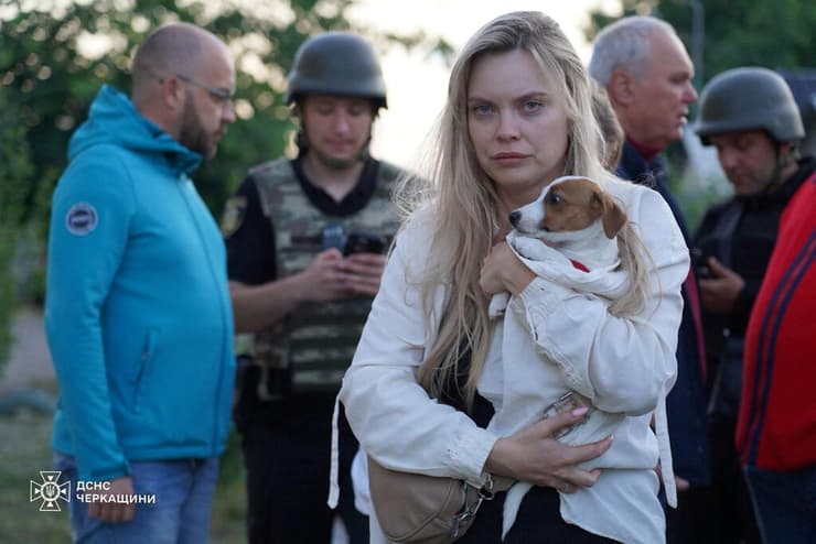 צילום: State Emergency Service of Ukraine in Cherkasy region/Handout via REUTERS נזק לבניין מגורים מתקפה רוסית מחוז צ'רקאסי אוקראינה