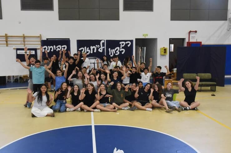 תלמידי שכבת ו' שמסיימים את בית הספר היסודי ב'עלי גבעה' בכפר גלעדי שפונו במהלך המלחמה