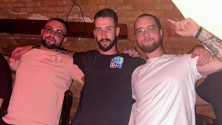 משמאל אלון דוידוב ז"ל, באמצע, איוון ומימין שגיב. שני חבריו