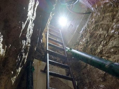 המסתור התת-קרקעי שנחשף (צילום: דוברות השב"כ) נשקים שהוסגרו ומסתור תת-קרקעי שנחשף