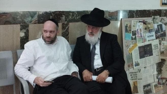 ויסברוד (משמאל) בבית המשפט, היום. "אתה יודע שאתה חוטא" כתב אישום נגד חרדי שפגע מינית בבנות משפחתו