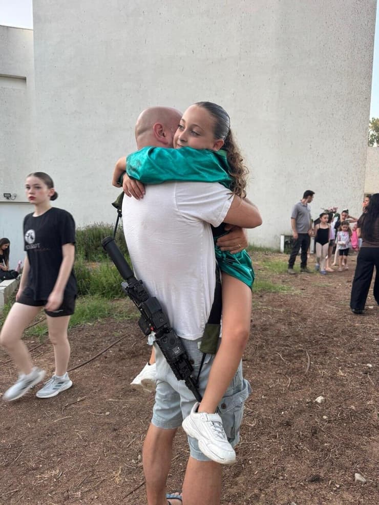 טל המילואימניק הצליח לצאת לאפטר למסיבה של יובל בתו . בשנה שעברה לא הצליח