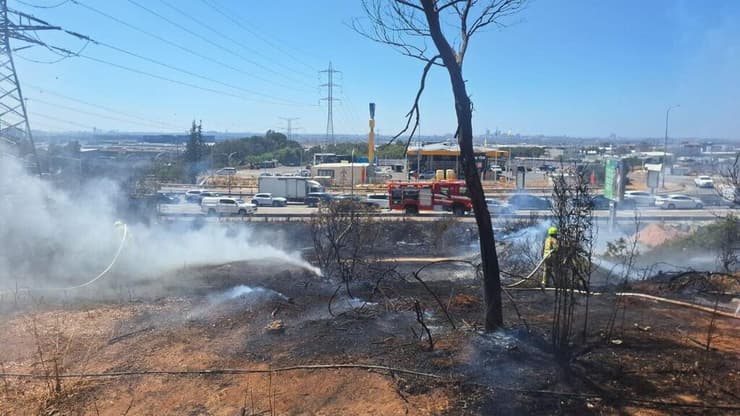 שריפת חורש וקוצים בכניסה כפר קאסם
