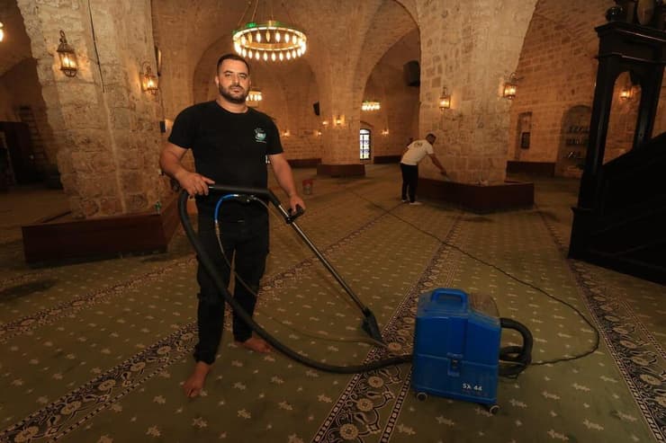 סיף עקלה, מנקה את השטיחים במסגד משברי הזכוכיות. "לנקות שטיח של מסגד, זה לא כמו לנקות שטיח בבית או במשרד" (צילום: אלעד גרשגורן ) סיף עקלה, מנקה את השטיחים במסגד משברי הזכוכיות
