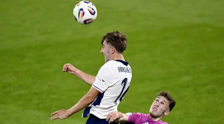 ג'ק הינשלווד עולה לנגיחה (רויטרס) ג'ק הינשלווד עולה לנגיחה