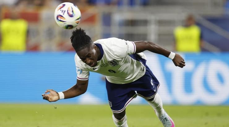 ג'ונתן רואו נוגח (רויטרס) ג'ונתן רואו נוגח