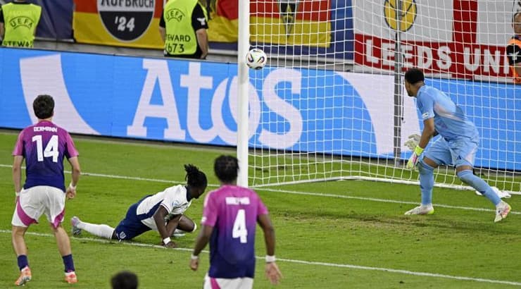 הנגיחה של ג'ונתן רואו הולכת לרשת (רויטרס) הנגיחה של ג'ונתן רואו הולכת לרשת