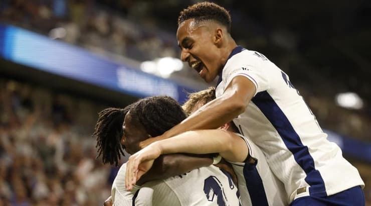 שחקני אנגליה הצעירה חוגגים זכייה שני ברצף (רויטרס) שחקני אנגליה הצעירה חוגגים זכייה שני ברצף