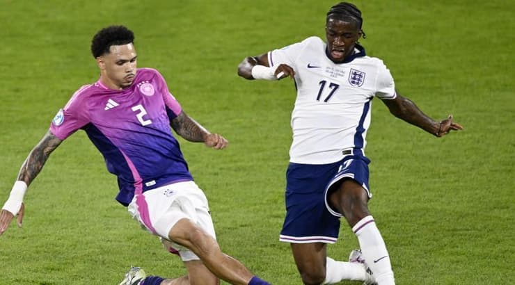 סמואל אילינג ג'וניור מכשיל את נאמדי קולינס (רויטרס) סמואל אילינג ג'וניור מכשיל את נאמדי קולינס