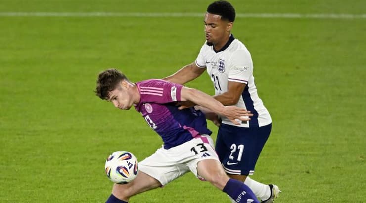 לוקאס אולריך שומר על הכדור מפני איתן אנוונרי (רויטרס) לוקאס אולריך שומר על הכדור מפני איתן אנוונרי