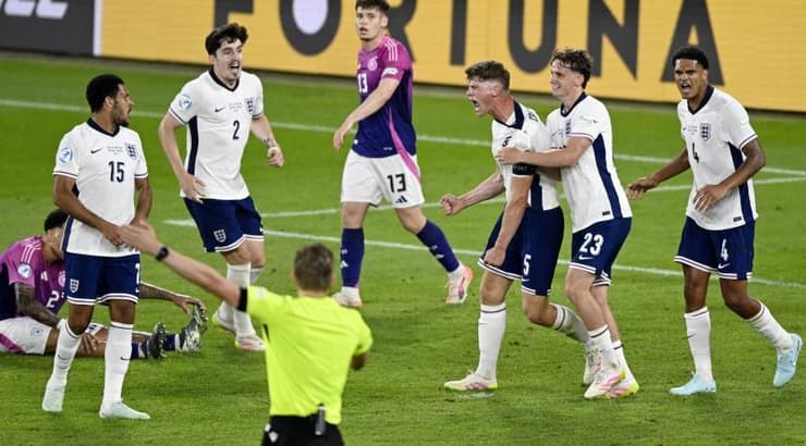 שחקני אנגליה בעננים. אלופי אירופה החדשים-ישנים (רויטרס) שחקני אנגליה בעננים. אלופי אירופה החדשים-ישנים