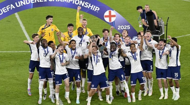 נבחרת אנגליה מניפה את הגביע (רויטרס) נבחרת אנגליה מניפה את הגביע