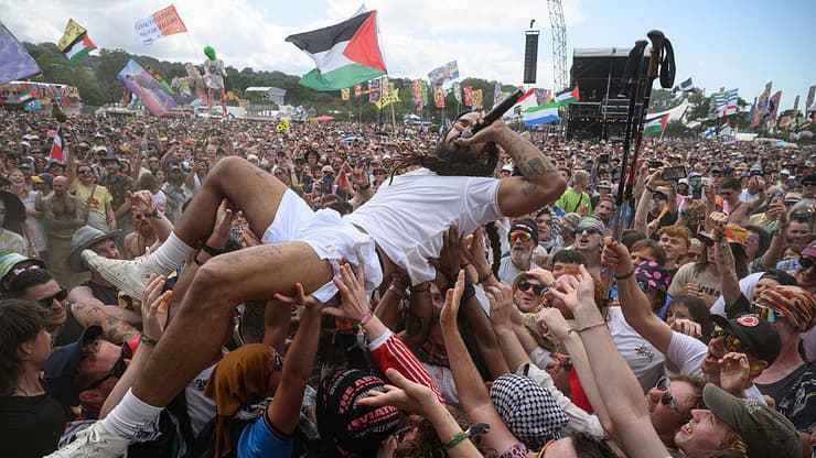 גלסטונברי, בעת הופעת ההרכב בוב וילן (צילום: Leon Neal/Getty Images) גלסטונברי, בעת הופעת ההרכב בוב וילן