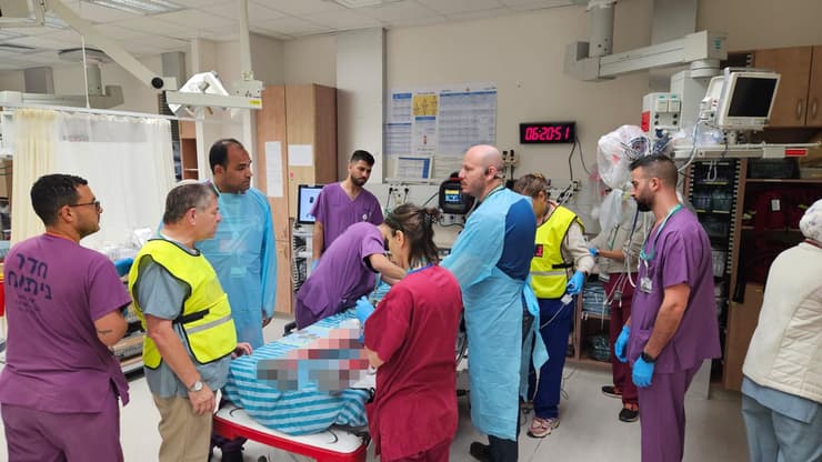 טיפול בפצועים בימי המלחמה בבית החולים סורוקה