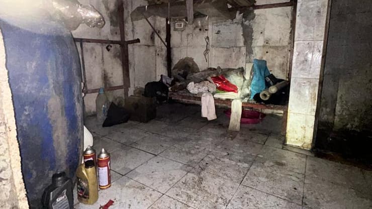 צילום: דוברות השב"כ נשקים שהוסגרו ומסתור תת-קרקעי שנחשף