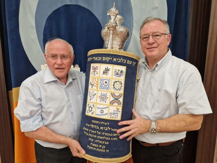 יהודה לנצקרון לצד חיים מייטליס, יו"ר עמותת "מנציחים – מפעלי הנצחה בישראל" (צילום: באדיבות העמותה) יהודה לנצקרון עם חיים מייטליס, יו"ר עמותת "מנציחים - מפעלי הנצחה בישראל"