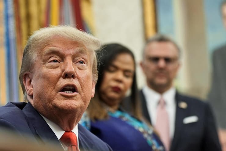 הנשיא טראמפ. "לא מדבר איתם מאז שה-ש-מ-ד-נ-ו" (צילום: REUTERS/Ken Cedeno) דונלד טראמפ מקים את אלקטרז התנינים כלא למהגרים בפלורידה