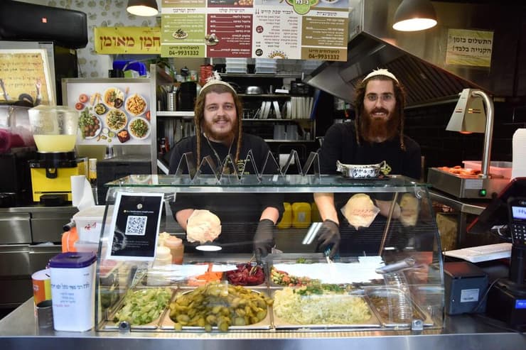 פלאפל נ נח ליד זירת הנפילה בנווה שאנן. מימין: יוסף עם שלם, תומר ולר