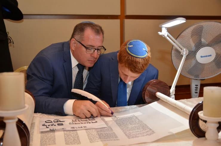 לנצקרון בבר המצווה של בנו, עידו נפתלי, בטקס כתיבת אותיות (צילום: באדיבות עמותת "מנציחים – מפעלי הנצחה בישראל") יהודה לנצקרון בבר המצווה של בנו, עידו נפתלי, בטקס כתיבת אותיות