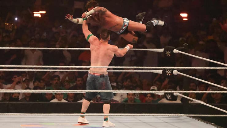 פאנק מזנק על סינה (צילום: AFP) CM סי-אם פאנק ג'ון סינה WWE