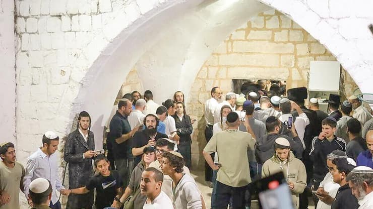 מתפללים בקבר יוסף, לפני שנתיים (צילום: רועי חדי) yk14423655