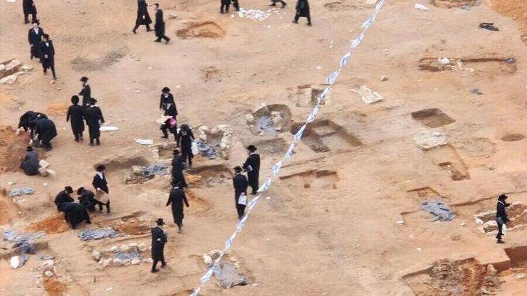 המתפרעים באתר הבנייה ביהוד, הבוקר (צילום: נטלי כהן ) התפרעות חרדים במתחם אאורה בעקבות מציאת שרידי בית קברות