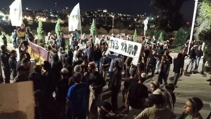 פעילי ימין מול בסיס חטמ"ר בנימין עם שלט "המג"ד בוגד"