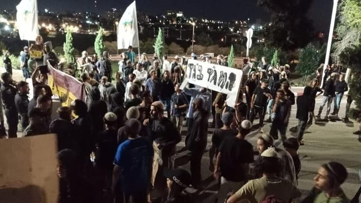 פעילי ימין מול בסיס חטמ"ר בנימין עם שלט "המג"ד בוגד"