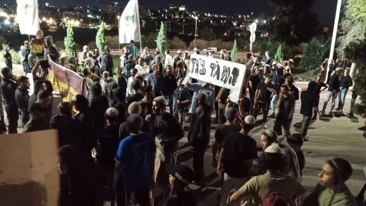 פעילי ימין מול בסיס חטמ"ר בנימין עם שלט "המג"ד בוגד"