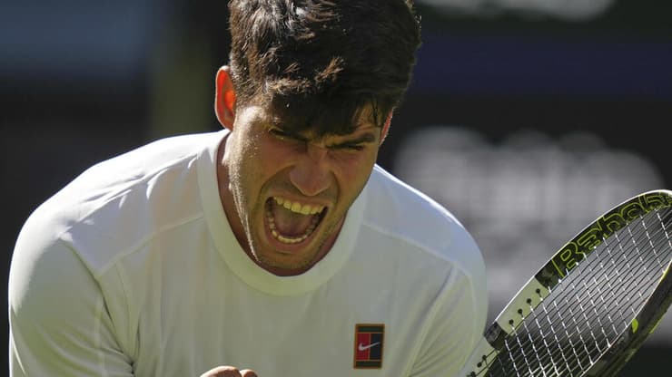 שרד חמש מערכות. אלקראס (צילום: AP Photo/Alastair Grant) קרלוס אלקראס