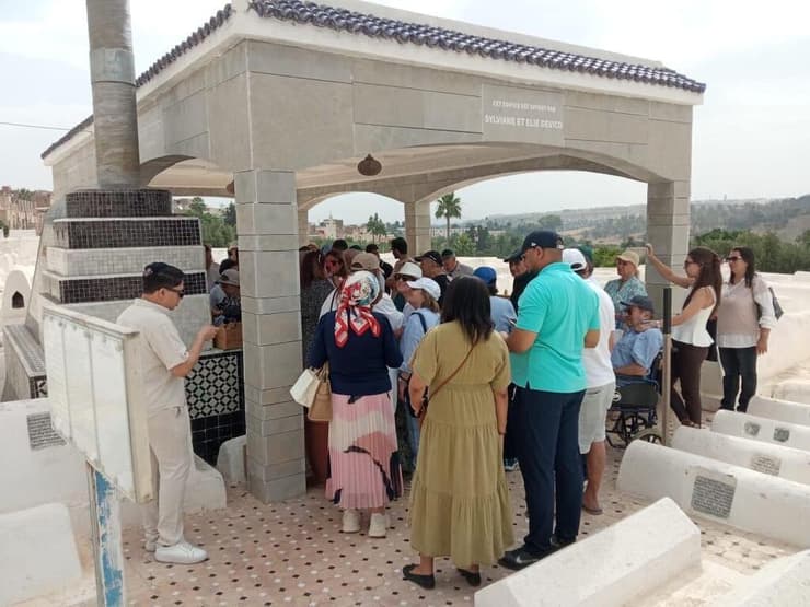 יהודים בבית העלמין בפאס בהילולת רבי יהודה אבן עטר