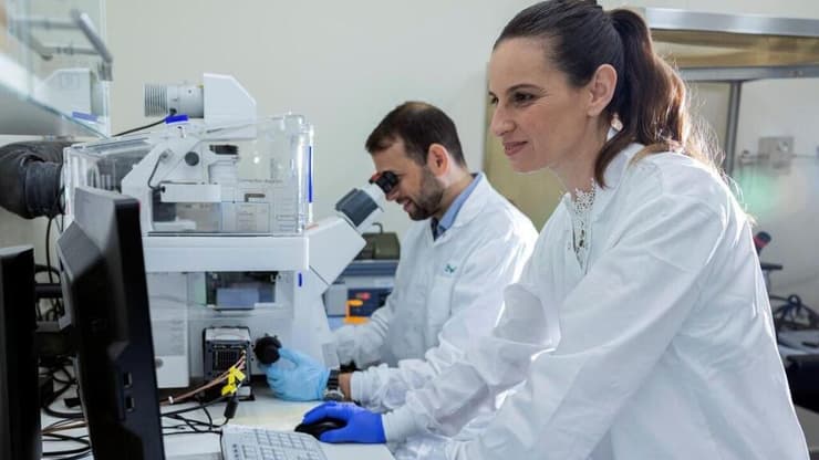 חוקרים וחוקרות מהמו״פ האינובטיבי של טבע באביק (צילום: ליאור נורדמן) חוקרים וחוקרות מהמו״פ האינובטיבי של טבע באביק