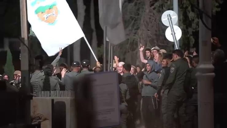 ניסיון הפריצה לבסיס, הלילה. "מיליציות של ממש" (צילום: דובר צה"ל) מהפרעות הלילה בחטמ"ר בנימין