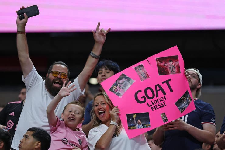 "הוא כבר בן 38, ועדיין אנשים קונים כרטיס רק כדי לראות אותו". אוהדי אינטר מיאמי עם שלט למסי (צילום: AL BELLO / GETTY IMAGES NORTH AMERICA / AFP) אוהדי אינטר מיאמי עם שלט למסי