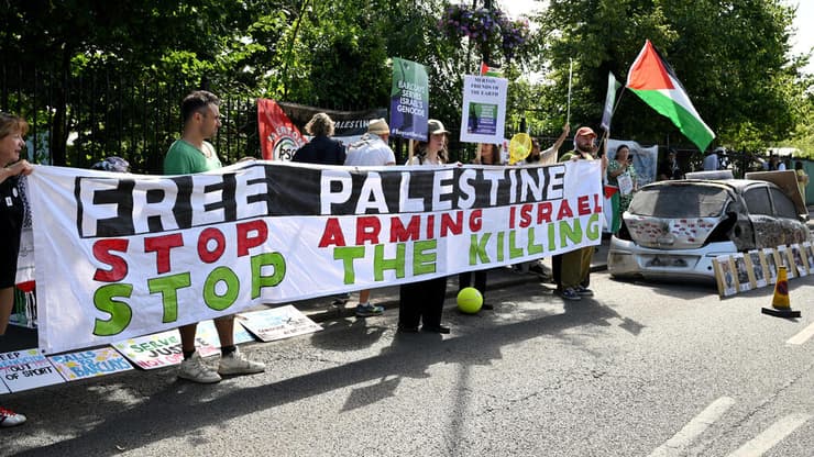 ההפגנה ליד הכניסה הראשית של מועדון הטניס אול אינגלנ