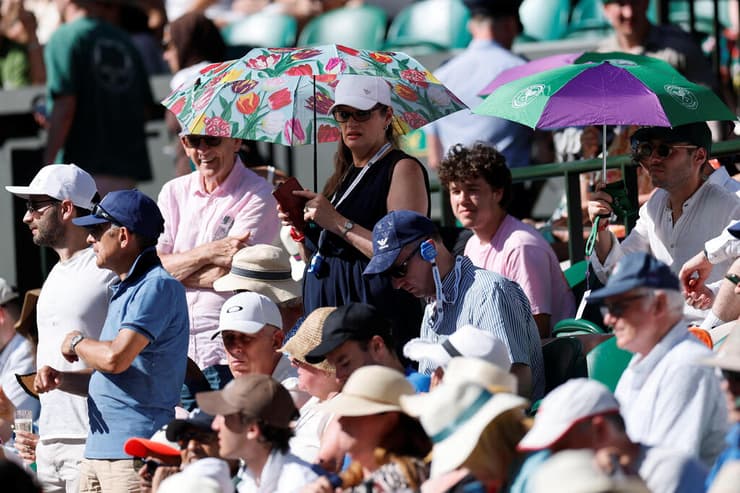אוהדים מנסים להתקרר (צילום: REUTERS/Stephanie Lecocq) אוהדים מנסים להתקרר