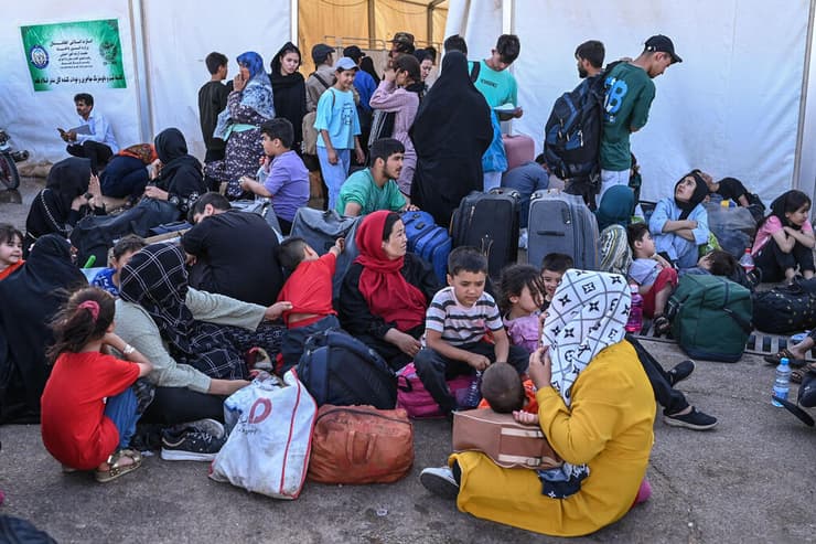 אפגנים שגורשו מ איראן ל אפגניסטן במעבר הגבול איסלאם קאלא 28 ביוני